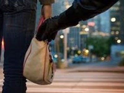 Την χτύπησε για να της πάρει την τσάντα